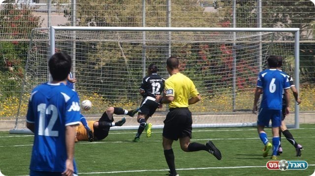 ושם את השלישי ברשת. 