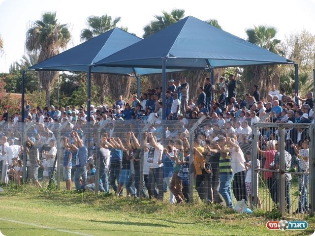 הרמוניה ביציעים. הקהל. 