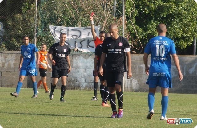 הרגע המרכזי במשחק. סולומון מורחק. 