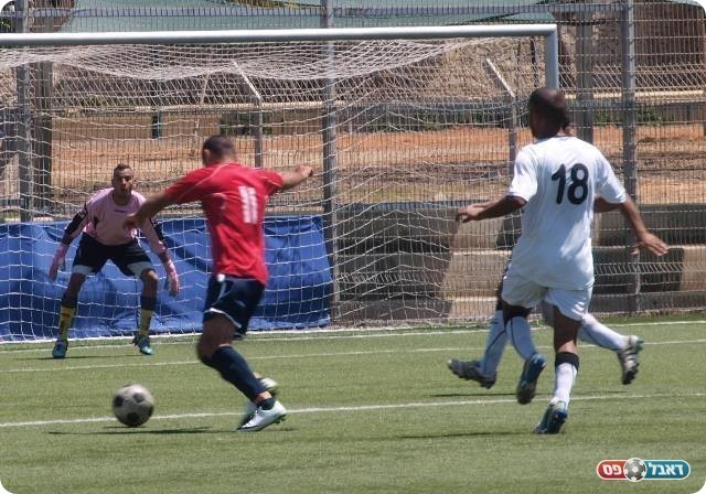 איזה גול. כלבוני בועט. 