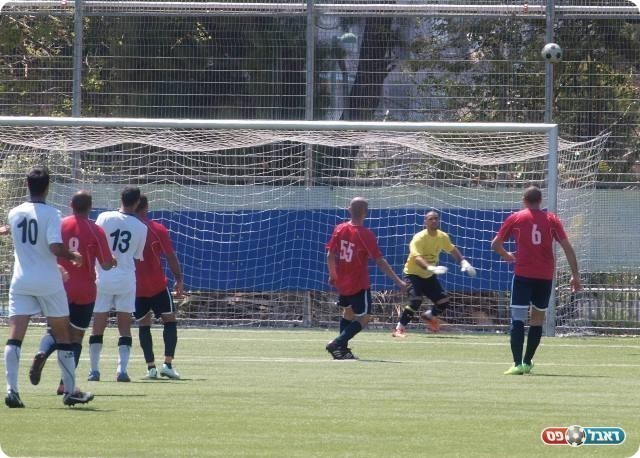 גדרה ניסתה. הכדור של טמסוט (מספר 13) חומק החוצה. 