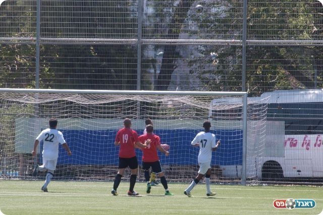 אך הכדור מעל השער. 