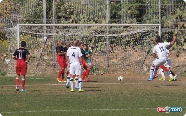 שיכון לא עצרה. מגול בועט. 