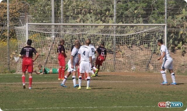 והכדור בפינה השנייה. 