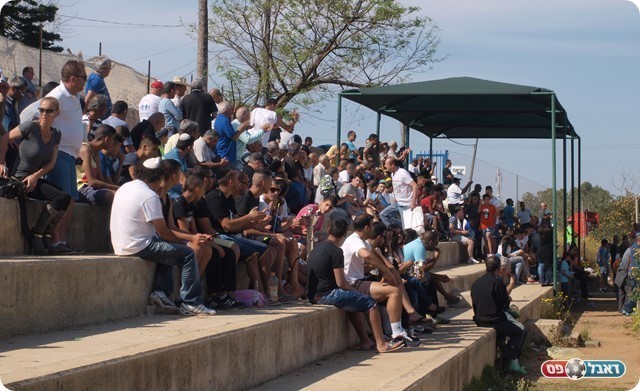 אחלה אווירה. היציע בנחלת יהודה.