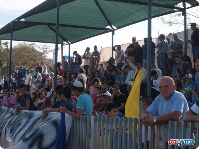 ואוהדי השיכון. 