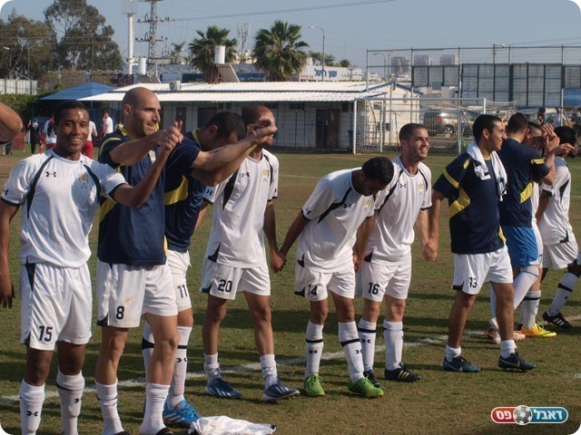 פה הם עוד רק הודו לקהל שבא לתמוך. שחקני השיכון. 