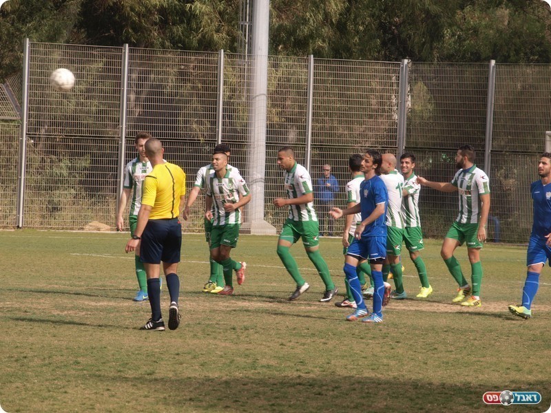 שחקני עמישב חוגגים את השוויון. סולי צמח מאוכזב לידם (אלון יהודיוף)