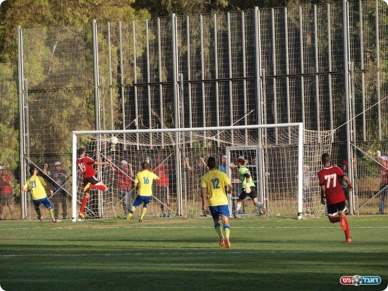 הסכר נפרץ. עמר נוגח את הראשון (אלון יהודיוף)