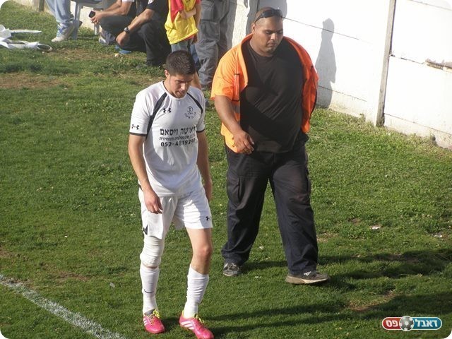 ויורד מן המגרש  (אמיר שיבי)