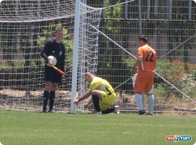 מתקנים את החור ברשת. 