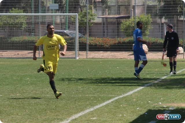 וחוגג כאילו כבש שער אליפות. 