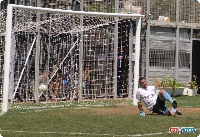 בנד נכנע לפנדל. 