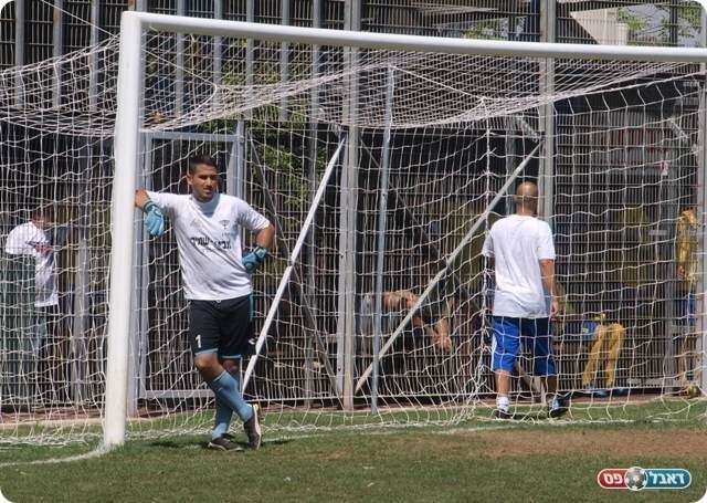 אווירת סוף עונה. בנד במהלך המשחק. 