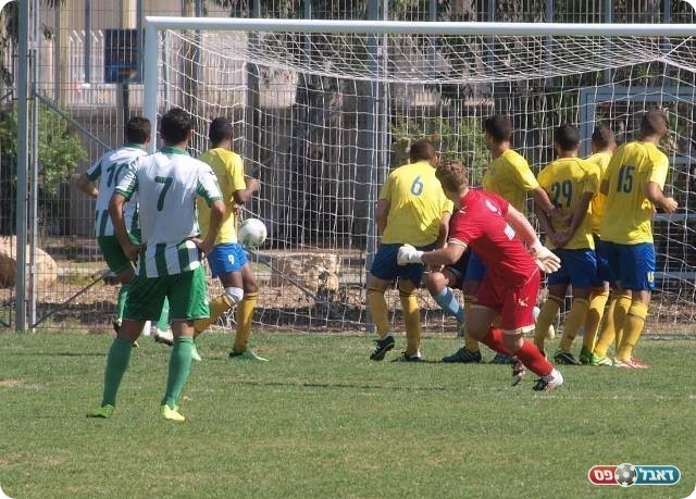 והכדור ברשת. 