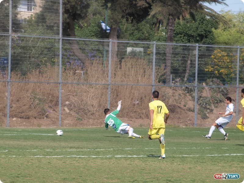 לא ידוע על קשר משפחתי. דמיאן אזולאי מכניע את שיאון אזולאי (אלון יהודיוף)