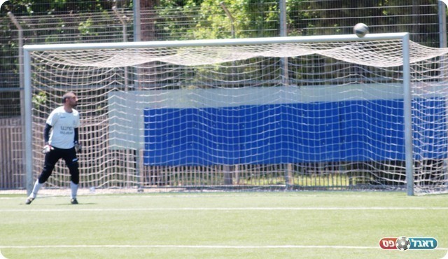 רק במשקוף. כהן מלווה את הכדור של בר. 