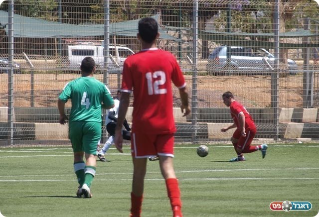 צפדיה עובר את השוער. 