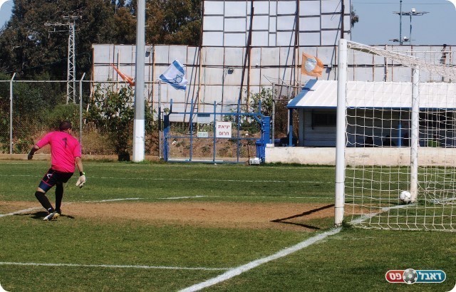 כמעט השני. הכדור של שני דוד בקורה.