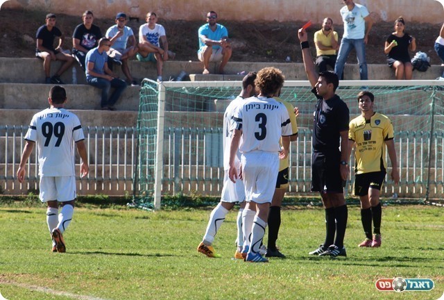 אדום מיותר. פרץ (מוסתר) רואה את האדום. 