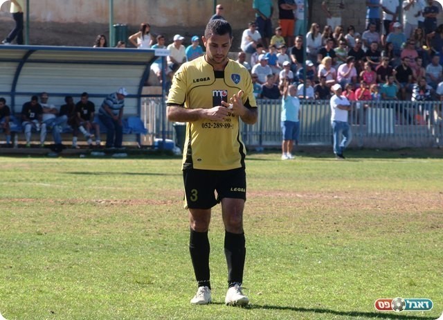 ויורד מהמגרש. 