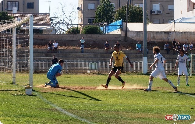 לא הייתה לו הרבה עבודה. רן קדוש עוצר את הבעיטה של הלל. 