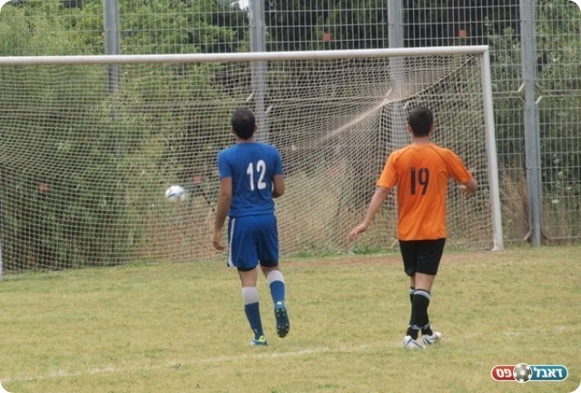 כמעט השני. הכדור של זוארץ ניתז מהמשקוף