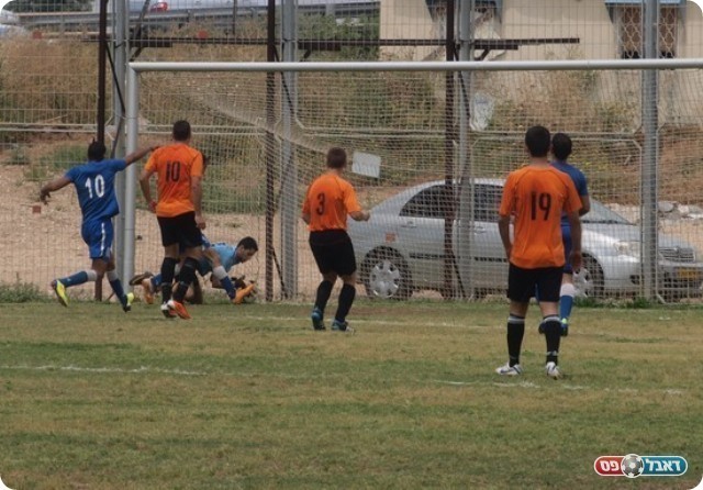 עבר או לא עבר? סיטבון מלקט את הכדור על קו השער