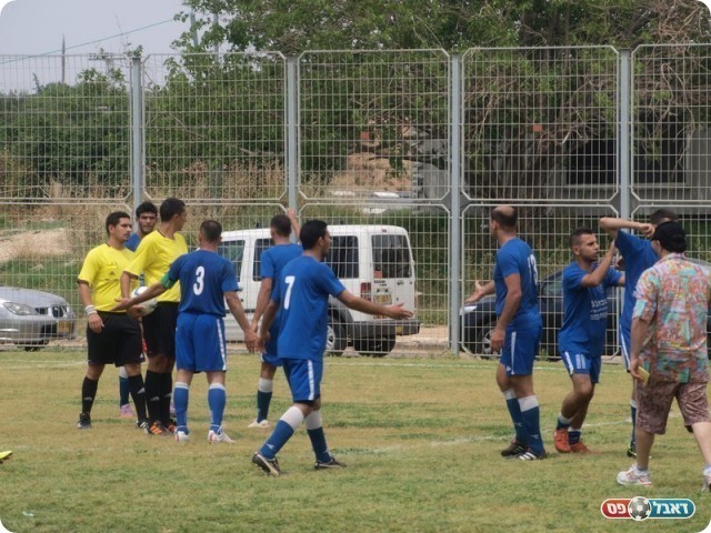 הטענות לא עזרו. שחקני קלנסוואה מנסים לשכנע את השופט