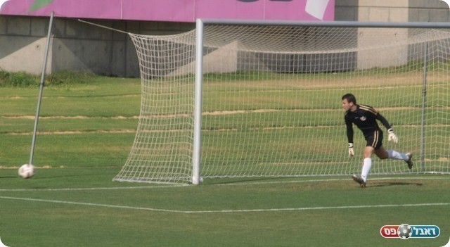 ניסה את כוחו מרחוק. אחד הכדורים של חולי חומק החוצה. 