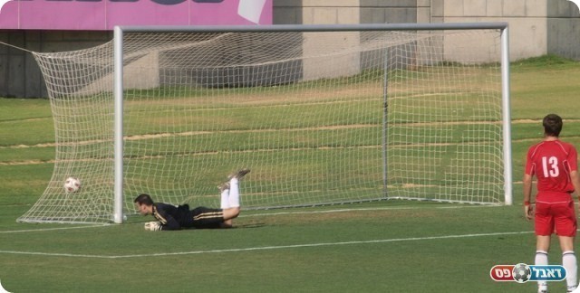 הסכר נפרץ. עמאר מעכל את הכדור של קופרלי ברשת.
