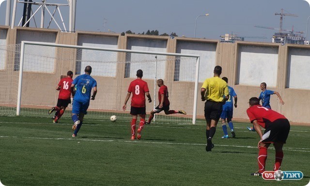 עוד החמצה של אמיל אלייב. הכדור מורחק מהקו. 