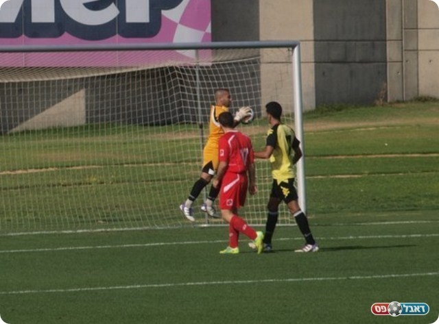 לא דגדג אותו. בבלי עוצר את הבעיטה של סדלובסקי.