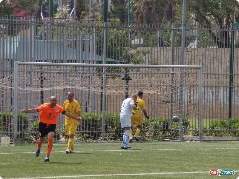הכדור הראשון ברשת, בן דוד חוגג (אלון יהודיוף)