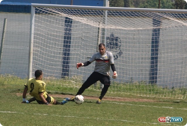 חולון לחצה. אמיל אלייב מועד מול השער. 