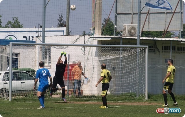 רק כמעט. קונפינו הודף את הניסיון של מנשה. 