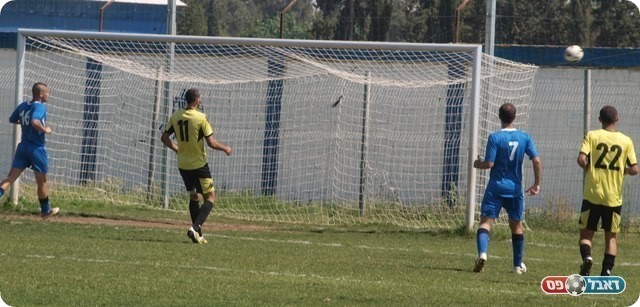 והכדור של ברמי חולף ליד המשקוף. 