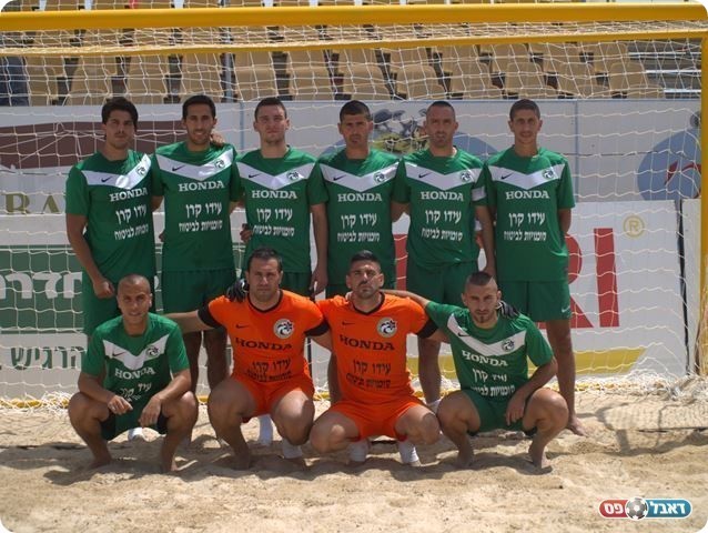 בכדורגל חופים הכל יכול לקרות. שחקני חיפה (צילום: חאדר אניס)