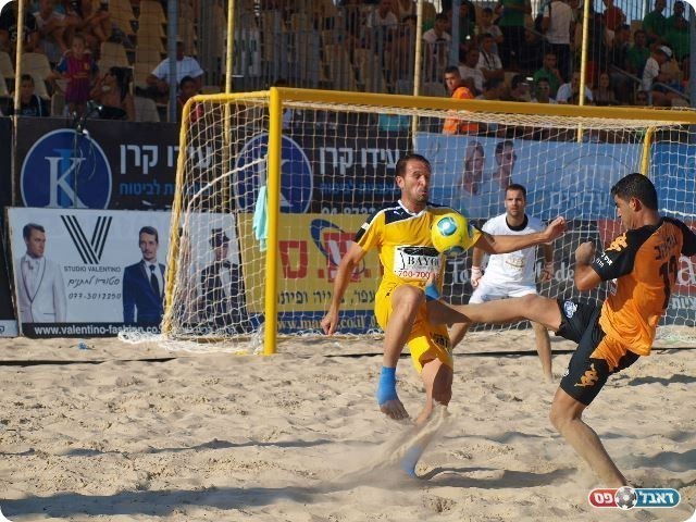 התקשר בערב. צחי אילוז (בצהוב. צילום: מוחמד חאדר אניס)