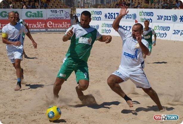 ניסן ספיר (בלבן)מנסה לעצור את אלירן מגול