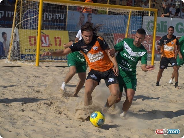  קורטיבה עם צמד (בכתום)ורביבו המנצח עם שלושער (בירוק)