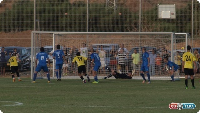 משעלי (14 בצהוב משמאל) מכניע את שקל. 