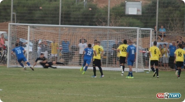 שער בכורה. חוסיין (20 בכחול) כובש את הפנדל.