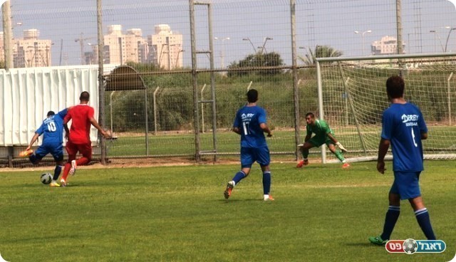 היה חייב לכבוש את זה. מלכה (10בכחול) בועט.