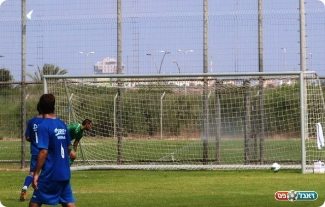 והכדור מתגלגל החוצה.