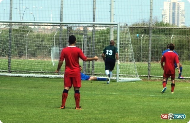 אך הכדור מחולץ מהקו.