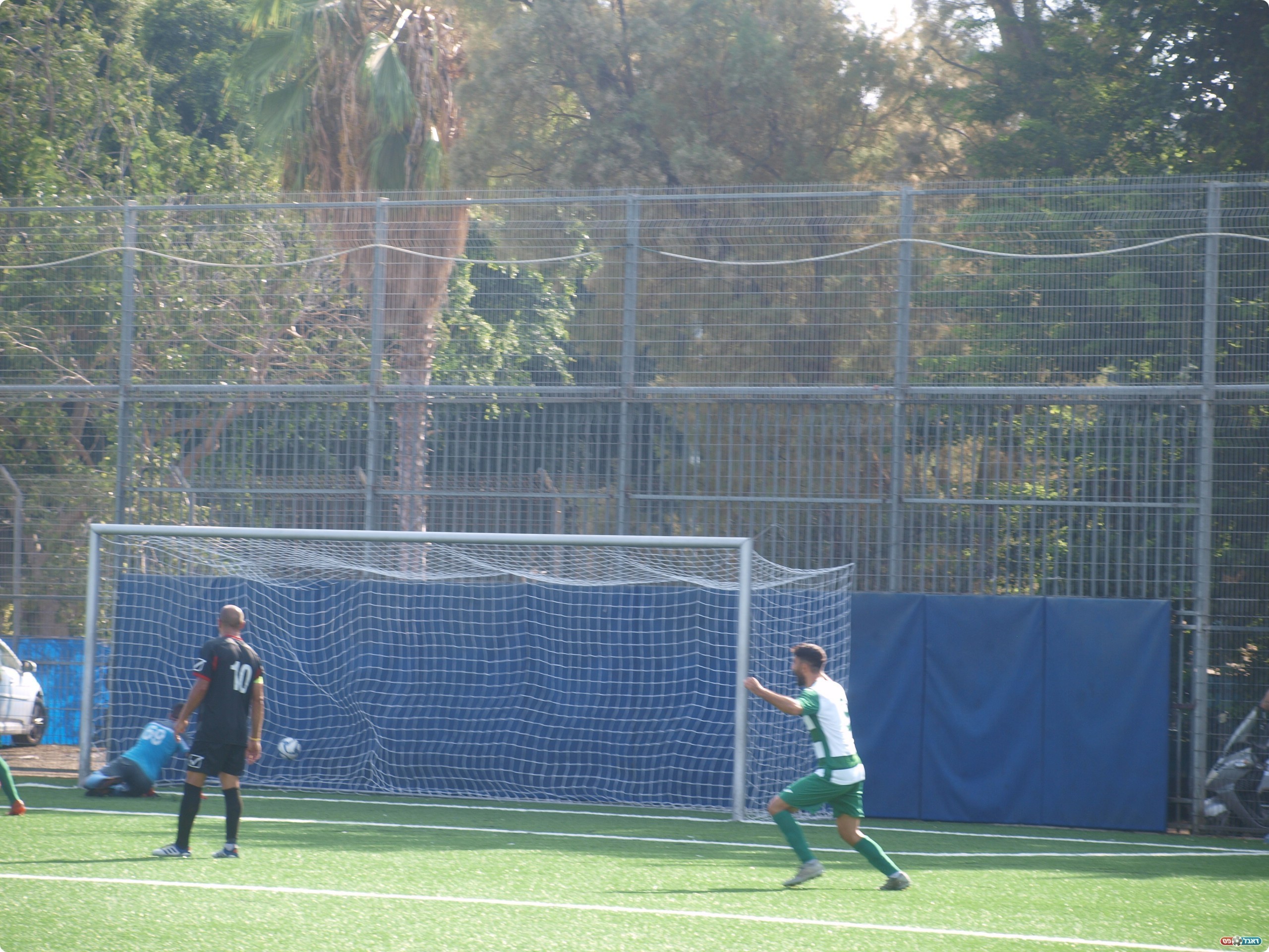 הפעם זה נכנס. הכדור של מנטש ברשת (אלון יהודיוף)