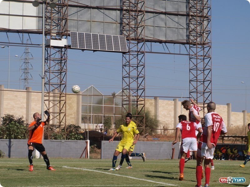 בלומנפלד נוגח (אלון יהודיוף)