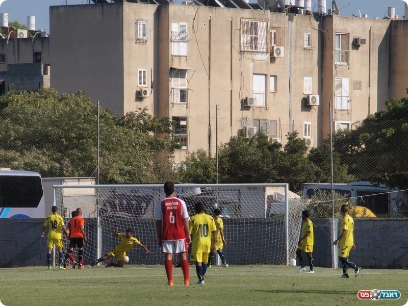 ארבע בהילוך ראשון. פאשאי (מוסתר משמאל) מגלגל את הרביעי (אלון יהודיוף)