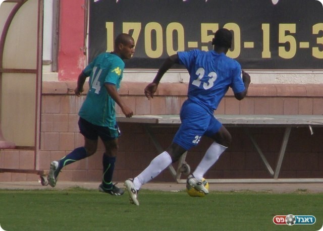 בונקר. דנדי אוקונגו מנסה לבלום את מוחמד אבוליל (צילום: אמיר שיבי)